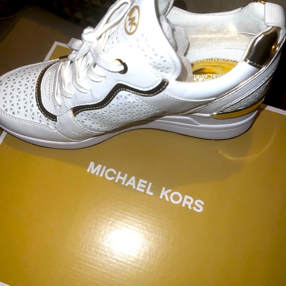 BRAND NEW! Never been worn, gorgeous leather MK Crista Trainer. Size 8M